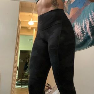 LULULEMON/ Align pant leggings w/pocket / black camo/ size 2/ 25”length